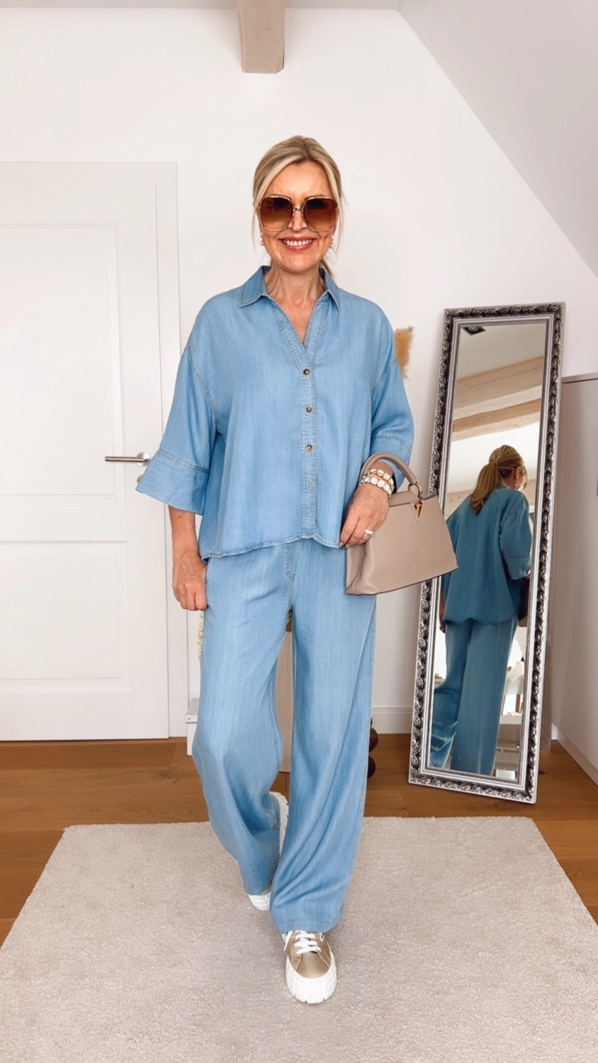 Royals of Sylt UG – Mode – Frau in einem trendigen Kleid mit einer Tasche