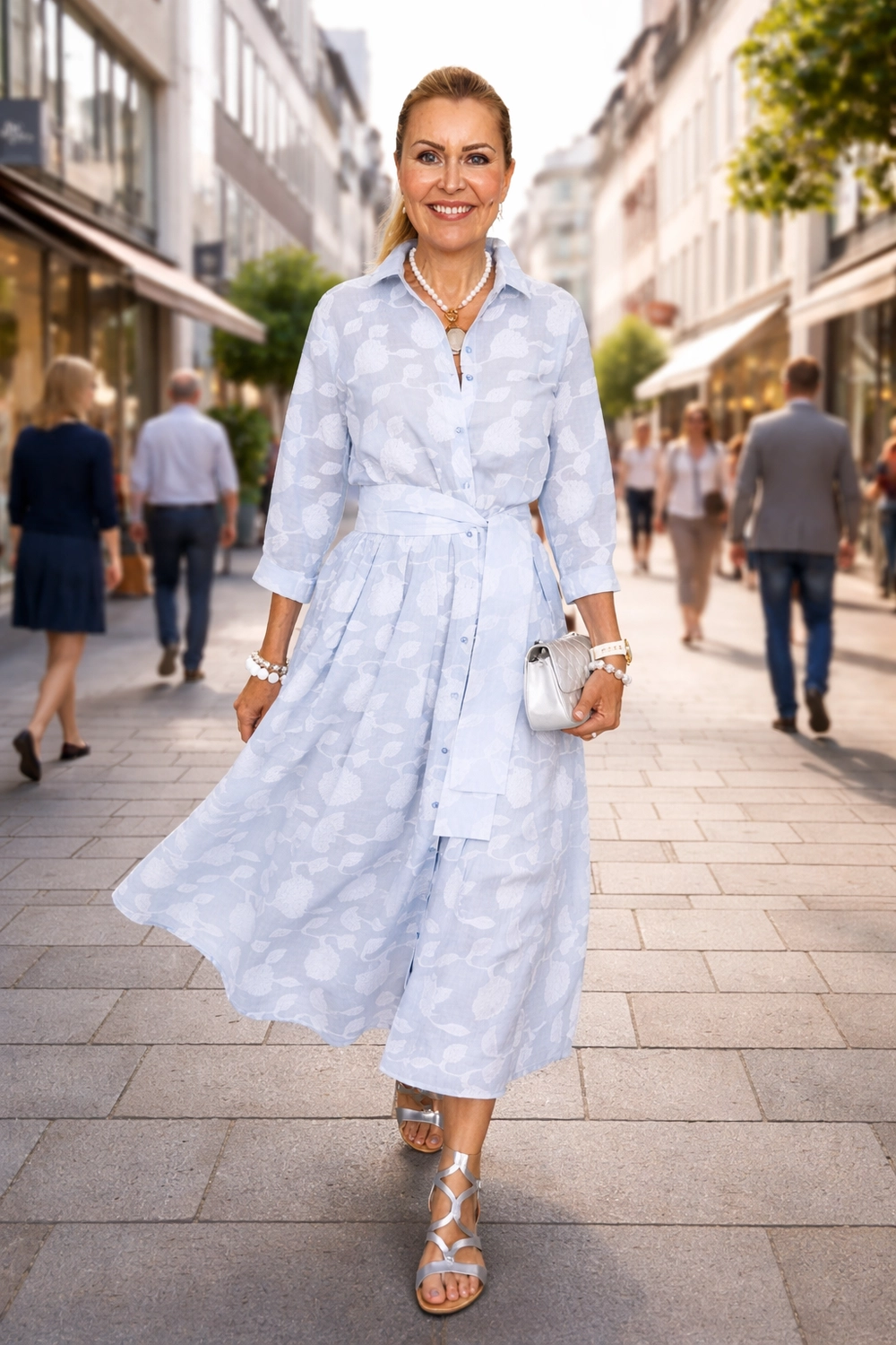 Royals of Sylt UG - Mode - Frauen in einem trendigen Kleid mit einer Tasche
